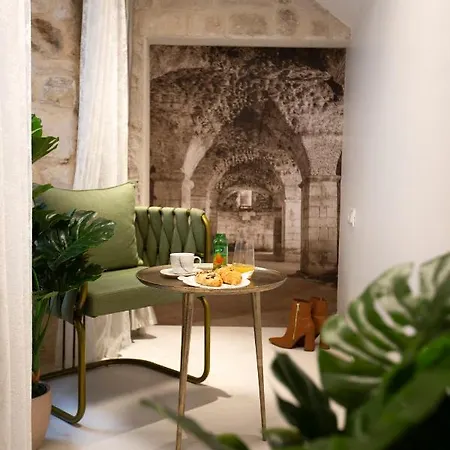 Luxury Lilly 1 Apartment