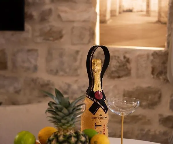 Luxury Lilly 1 Split